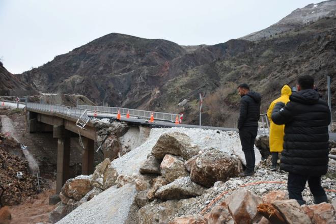 ADIYAMAN-ELKHAN KARAYOLU ULAIMA KAPANDI    Adyaman'da etkili olan saanak nedeniyle Adyaman-elikhan yolu zerindeki Bulam-2 Kprs'nde ksmi kme meydana geldi. ay zerinden ulam salayan kprdeki kme nedeniyle Adyaman-elikhan kara yolu geici olarak trafie kapatld.     Karayollar Blge Mdrl ekipleri, kprde alma balatt.