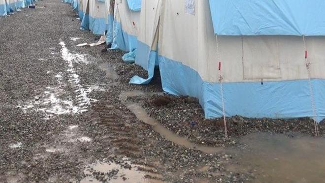 DYARBAKIR'DA ADIRKENT TAHLYE EDLD    Diyarbakr Valilii, Silvan yolu zerindeki adrkentin beklenen ya nedeniyle tahliye edilmesine karar verdi.    Valilikten yaplan aklamada, "Silvan yolu zerindeki adr kentte barnan depremzede vatandalarmzn, meteorolojik veriler nda tedbir amacyla geici sreliine Yeilay Rehabilitasyon Merkezine yerletirilmeleri kararlatrlm olup, vatandalarmzn tahliyeleri valiliimiz koordinesinde ilgili kurumlarmzca devam etmektedir." denildi.