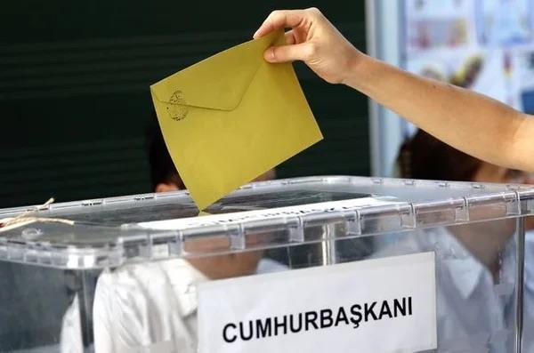 Erdoan'n oyu yzde 53'n zerinde<br>     "Cumhurbakan Erdoan'n ise 53 ksr grnyor. 53 ile birlikte 55'i de grdm. Aratrmalarda yzde 53' daha salam olarak grdm iin bunu dile getiriyorum. Cumhur ttifak'nn yzde 51 civarnda bir oy oran olacan n gryoruz. Seime kadar 2 aylk srete byk deiiklikler bekleyemiyorum ancak Cumhur ttifak'nn lehine ykseliler bekliyoruz."