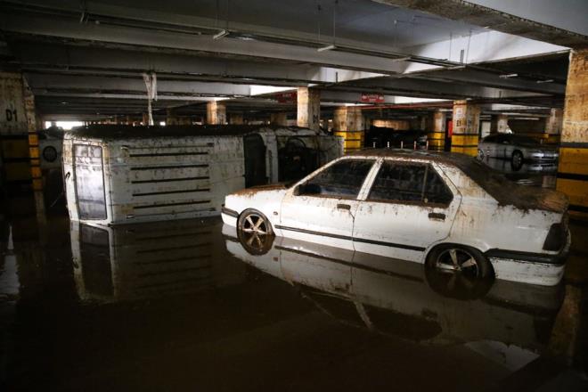Yaklak yarm metre balk tabakasyla kapl olan otopark iinde yrmekte glk ekiliyor. .
