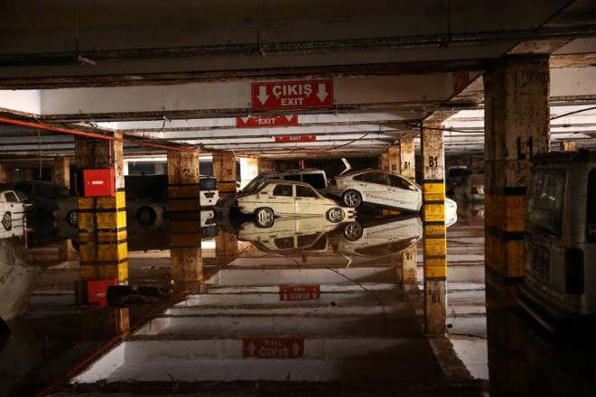 iddetli saanan ardndan dere taknlar sonucu yaanan selin ardndan anlurfa sokaklarnda temizlik almalar yaplyor.