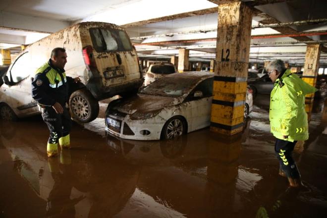 anlurfa'da 15 Mart'ta yaanan selde suyla dolan anlurfa Arkeoloji Mzesi yanndaki kapal otoparkta, su tahliye almalar devam ediyor.