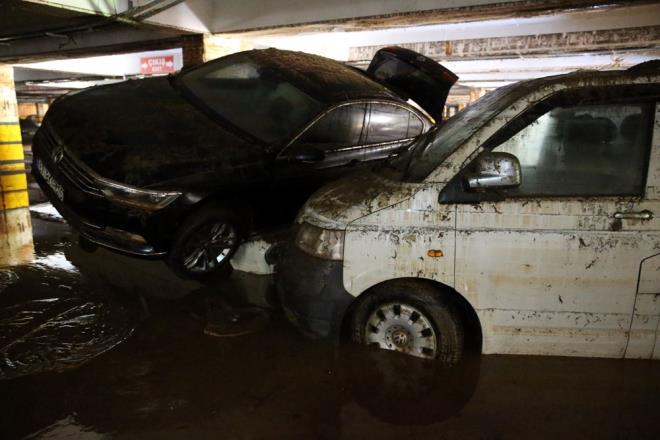 Pompalarla yaplan tahliye almalarn takip eden ara sahipleri de otoparka girerek kullanlamaz hale gelen aralarn inceliyor