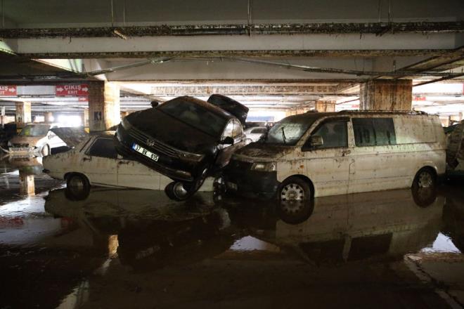 Selin getirdii baln ev ve i yerleri ile sokaklardan temizlenmesi iin i makineleri yardmyla yrtlen temizlie farkl illerden gelen ekipler de destek veriyor.