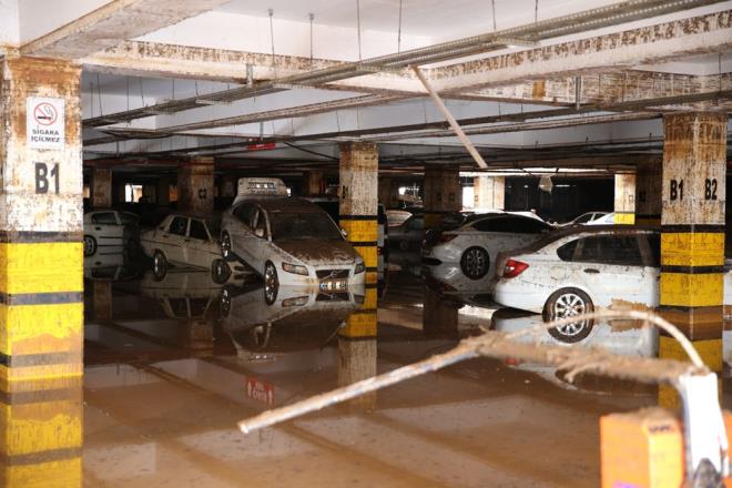 Otomobilini inceleyen vatandalardan Kadri zer, tm ekiplerin su tahliyesi ve temizlik iin gayret gsterdiini syledi.