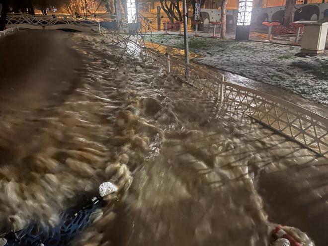 Gaziantep'te de saanak ve dolu, hayat olumsuz etkiledi. Kentte akam saatlerinde balayan ya ve dolu nedeniyle baz cadde ve sokaklarda su birikintileri olutu.