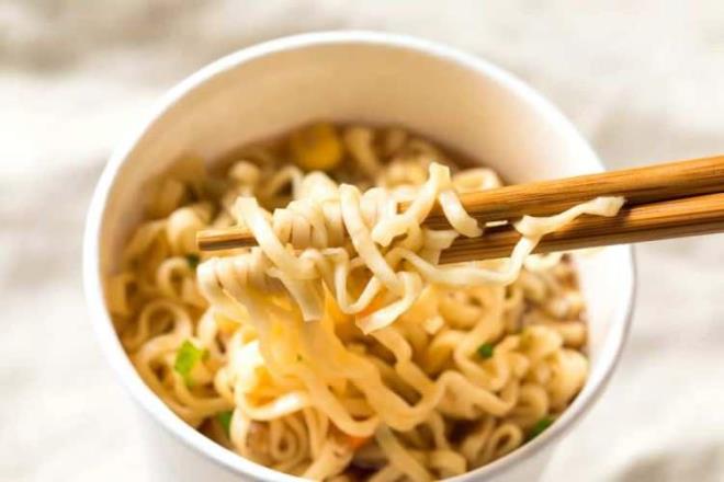 NOODLE KISIRLIK YAPAR MI?  <br>  Hazr orba ve noodle"lar herhangi bir besleyici e iermemektedir.<br>    Besleyici elerin yerine katk maddeleri ierirler, bunlarn bazlar toksik bir koruyucu olan tersiyer btil hidrokinon (TBHQ) ierir. Bu katk maddeleri noodle"larla beraber midede kalr ve bu da uzun sren noodle"lar sindirme abas srasnda birok ciddi salk sorununa yol aabilir.