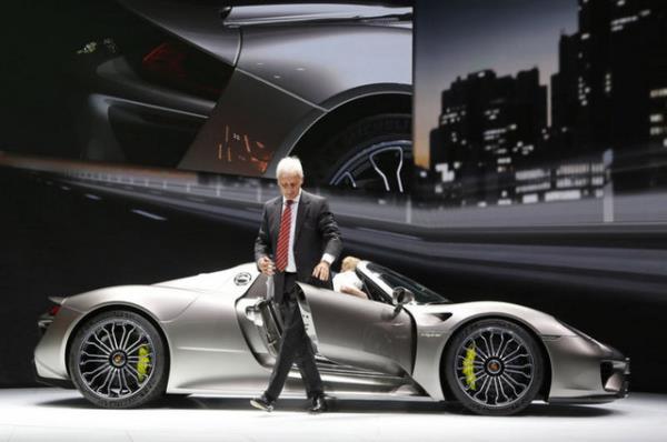 4.6 lt hacimli 600 beygirlik V8 benzinli motorla donatlan 918, 287 BG'lik elektrikli motorlar sayesinde toplam 887 BG'lik g deerine ulaabiliyor.