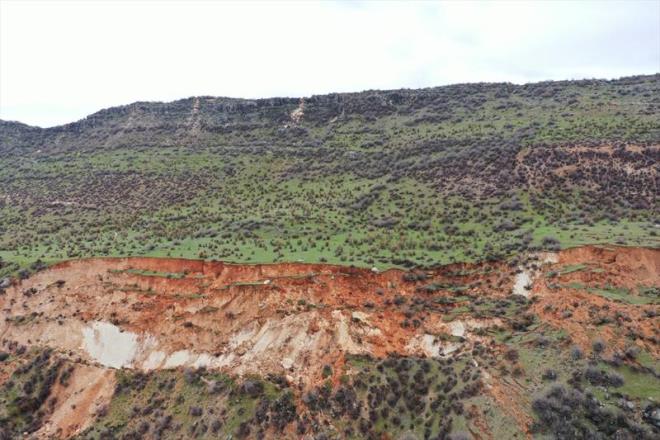 Depremden sonra dadan zaman zaman seslerin geldiini ve halen kaymann devam ettiini anlatan Tun, "Yollarda da yarklar olutu, bunlar hep depremden sonra oldu. Sel ncesinde kyden genler gitti, yarklarn olutuu yerlerden 'tank geer' diyorlar. Depremden sonra sesler geliyor, da halen iniyor. Dan eteklerinde de fstk baheleri vard, oralara da sel vurdu, her yere ta geldi. Bu dan ad ekirge, buralarda Karada derler, bu da depremden sonra beyaza dnt, aard." ifadelerini kulland.