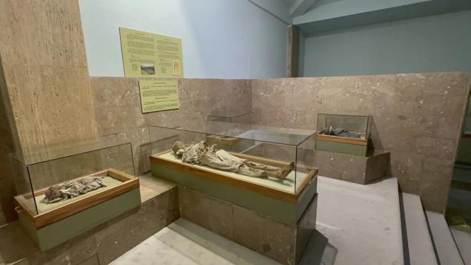 Nide Mzesi'nde sergilenen yaklak bin yllk sarn rahibe ve 4 ocuk mumyas, yerli ve yabanc turistlerin dikkatini ekiyor.