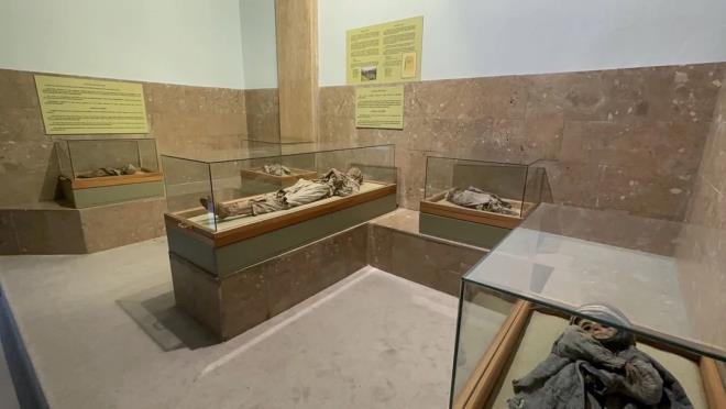 Bir kadn, 4 ocuk mumyas: Mze Mdr Yakup nller yapt aklamada, mzenin Orta Anadolu arkeolojisinin kronolojik bir dzenle sunulan 6 tehir salonundan olutuunu syledi. 5. salonda bir kadn ve 4 ocuk mumyasnn sergilediini belirten nller, unlar kaydetti: