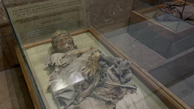 Vcuttaki su cesetten uzaklatrldktan sonra vcuda ho kokulu yalar ve bitki reineleri srlrd. Sonrasnda vcut keten bezlerle sarlarak havayla temas kesilirdi. Bylelikle vcudun havayla temas kesilerek rmesi engellenmitir.