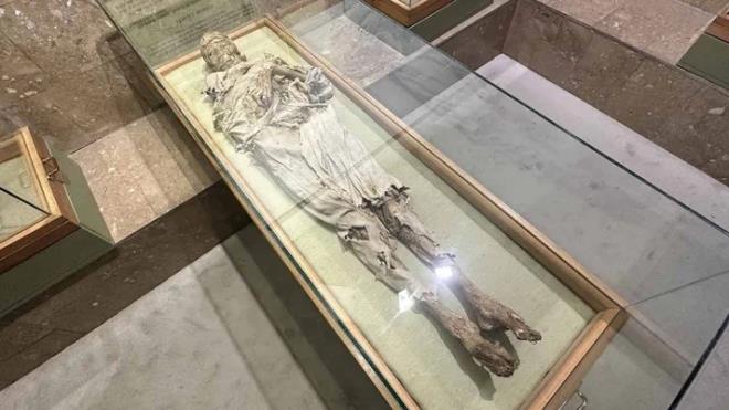 "len kii sodyum karbonatla, tuzla kaplanrd"<br>    "Antik dnemde mumyalama lmden sonraki yaam iin bedenlerin salam kalmas amacyla yaplmaktadr. Mumyalama yetenekli uzman kiiler tarafndan gerekletirilmitir. ncelikle vcuttaki nemin emilmesi iin len kii sodyum karbonatla, tuzla kaplanrd.