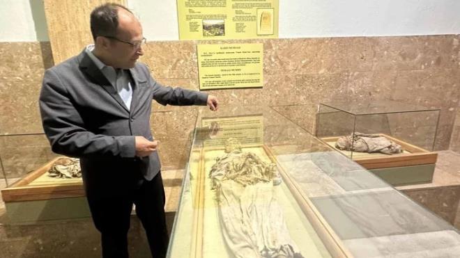 "lm nedeninin solunum yolu rahatszl olabilecei dnlmektedir"<br>    Mumya zerinde el dikili bir elbise ve banda rt bulunmaktadr. Sar salar, kalar ve kirpikleri hala ilk gnk canlln korumaktadr. Srt st pozisyonda olup, sa kolu gsnn zerine, sol kol gs altna doru uzatlm olup, sa elinde ipek bir mendil bulunmaktadr. Mumya zerinde rntgen ekiminde, sa ve sol kala kemiklerinin birleim yeri olan mafsal ksmnn kapal olmas nedeniyle doum yapmad anlalmtr. Bilindii zere rahibeler mnzevi yaam tercih ederlerdi, bebek yapmazlard. lm nedeninin solunum yolu rahatszl olabilecei dnlmektedir. Sa rneine gre ise denizel rnler tkettii anlalmtr. Bu nedenle sahil eridinde yaam olduu dnlmektedir."