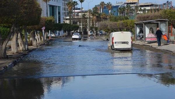Baz cadde ve sokaklarda yer yer 50 santimetreye kadar ykselen su seviyesi byk oranda ekildi.