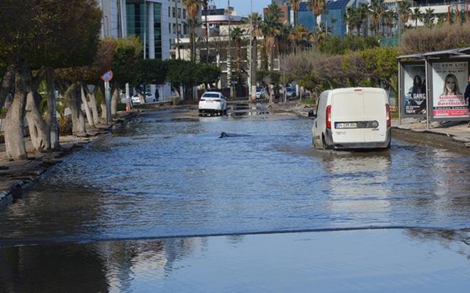 Hatay?n skenderun ilesinden son gelen grntler korkuttu. Deniz seviyesinin ykselmesi sonucu baz caddeler su altnda kald. Yer yer 50 santimetreye kadar ykselen su seviyesi srclere zor anlar yaatt.