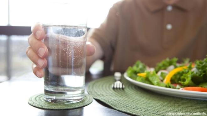 2) Yemek - su<br>    Birok insan yemek yerken su ime alkanlna sahip. Peki yemek yerken su imek ne kadar salkl? Yemek yerken gereinden fazla su imeyi alkanlk haline getirdiinizde tkrk salglama oran gittike azalr. Besinlerin sindirilmesini zorlatran bu alkanlk elbette ki sal da kt etkileyip kilo problemleri yaratabilir. Ancak uzmanlar yemek srasnda gereinden fazla su imediiniz srece salk asndan bir problem yaamayacamza da belirtiyor.