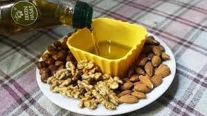 4- Zeytinya - badem  <br><br>  Badem iinde barndrd yksek besin deerleriyle sala olduka faydal bir kuru yemi. Ayn ekilde zeytinya da birok salk problemine iyi gelen nemli bir ifa kayna olarak bilinir. Bu iki besin kayna farkl yiyeceklerle ya da tek bana tketildiinde yararl olsa da birlikte tketildii zaman midede sindirimi zorlatrrlar.