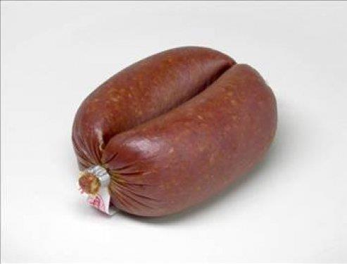 Sucuk, salam imalatnda kullanlan sarmsak kire suyunda soyuluyor.