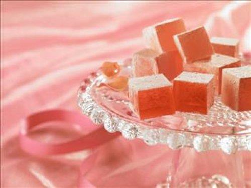 ekere tekstil boyas, yumuak ekere domuz jelatini ve tekstil boyas kartrlyor.