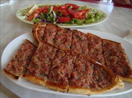 Kymal pideye domuz eti kymas katlyor.