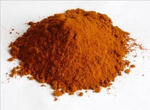 Krmz bibere kiremit tozu, karabibere renk almas iin kanserojen boya katlyor.