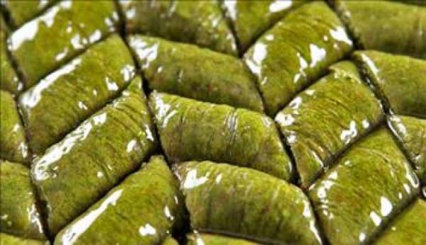 ekere tekstil boyas, yumuak ekere domuz jelatini ve tekstil boyas kartrlyor.