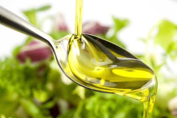 2. Zeytinya     Zeytinya iyi bir E vitamini kaynadr. E vitamini salar koruyan ve kalnlamasn salayan bir antioksidandr. Ayrca hcrelerin salkl geliimi iin nemlidir. Cildi nemli ve yumuak tutar. Zeytinya sa kklerini nemlendirirken krlmalara kar da etkilidir.