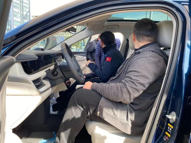 Arac grmek iin Pendik?ten gelen Celal Dizdar, ?Pendik?ten buraya geldim, arac grdm harika bir ara. Aslnda C-SUV olarak gzken ama D segmentinde bir ara. Bu kadar ksa bir srede byk bir baar. Byle bir araba yapmak harika bir ey. Sipari verdim, en st modelini tercih ettim? dedi.