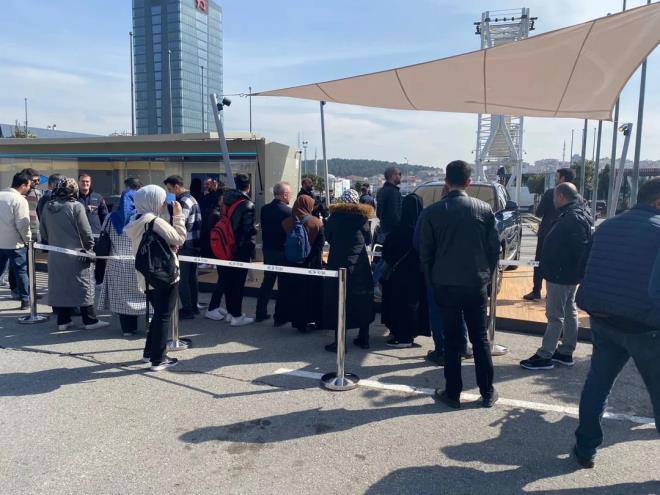 Kullancsn merkeze alan, dijital ve fiziksel deneyimi harmanlayan hibrit bir yapda sat stratejisi oluturan TOGG, kullancyla temas yntemlerini eitlendiriyor. Trkiye'nin Otomobili Giriim Grubu?nun kullancya daha yakn olmak iin mraniye Meydan AVM?de hizmete at mobil deneyim merkezinde TOGG otomobili sergilenmeye balad.