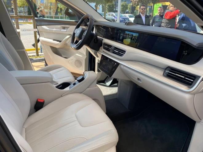 Arac sipari veren Ahmet okun, ?Ara inanlmaz, bizim milli aracmz. Ben, uzaktan geldim sipari de verdim zaten. nanlmaz kaliteli bir ara. Bizim arabamz, baka bir ey diyemiyorum Trk mal. En dolu modelini sipari verdim renk de buradaki ile ayn. Arabay dn grdm canl grmek iin geldim, inanlmaz gzel? eklinde konutu.