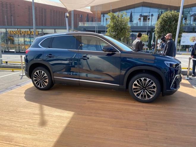 Trkiye?nin yerli otomobili, Trkiye'nin Otomobili Giriim Grubu (TOGG) mraniye?de mobil deneyim merkezinde sergilenmeye balad. Vatandalarn youn ilgi gsterdii TOGG?un bu yl ierisinde sata kmas planlanyor.