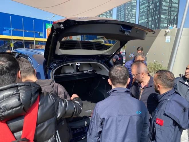 Vatandalarn youn ilgi gsterdii otomobil yaklak 2 ay boyunca burada vatandalar ile buluacak. Otomobili ziyaret eden vatandalar ara hakknda bilgi alarak deneyim salyor.