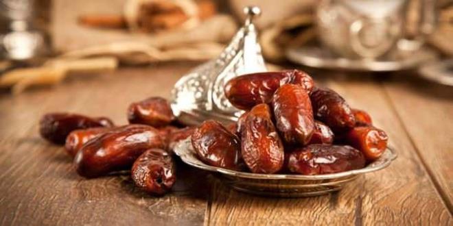 SAHURDAN  SONRA HEMEN YATMAYIN    "ftarda ve sahurda fazla yemek yenmesi, sahurda yemekten hemen sonra yatlmas, refl ataklarn tetikleyebilir. Ayrca uzun sren alk sonrasnda zamanla sindirim sisteminin hareketleri de azalmaktadr. Bu nedenle iftarda hzl ve fazla yemek karnda ikinlie, hazmszla yol aabilmektedir.