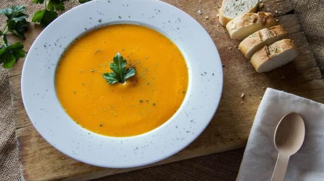 "FTARA ORBA LE BALAYIN"     ftara orbasz balanmamas gerektiini de szlerine ekleyen uzman isim, zellikle sebze ve yourtlu orbalarn hem sindirimi kolaylatrdn hem de doygunluk hissi verecei iin fazla ve ar yemek yemeyi engellediini belirtti. Doyma hissinin ilk lokmadan 13 dakika sonra beyne ulatna dikkat eken Tetik, bu yzden orbadan ana yemee gemeden nce 3-4 dakika ara verilmesini nerdi.