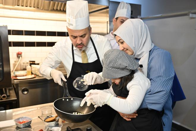 Down sendromunun tedavisi mmkn olmayan bir hastalk olduunu, ancak sosyalleme ve eitime ynelik etkinliklerin bu zel ocuklar iin ok nemli olduunu hatrlatan Bykehir Belediye Bakan Alinur Akta, 'Her yl olduu gibi bu yl da farkl bir etkinlie imza attk. ocuklarmz bugn yemek yaparak hnerlerini sergilediler. Bir eyi baarabildiini grmek onlarn motivasyonu iin nemli. Biz de bu konuda farkndalk oluturmaya alyoruz. Hayat farkllklarla daha gzel. Art bir farkla ocuklarmz ok gzel' dedi.