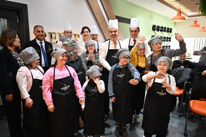 Bursa Bykehir Belediyesi, 21 Mart Dnya Down Sendromu Farkndalk Gn etkinlikleri kapsamnda, Bursa'nn en zel eflerini mutfakta buluturdu. nlk ve apkalar giyen zel efler, tm hnerlerini sergileyerek yaptklar yemekleri, etkinliin sonunda afiyetle yedi.