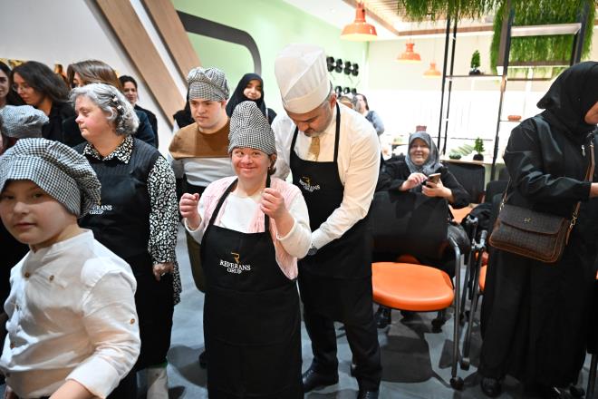 Bursa'da yaayan tm zel gereksinimli bireylerin, sosyal yaamn her alannda engelsiz bir ekilde yer alabilmesi amacyla birbirinden farkl projeleri hayata geiren Bursa Bykehir Belediyesi, 21 Mart Dnya Down Sendromu Farkndalk Gn'nde de ok zel bir etkinlie imza att. Melek Yzler Down Sendromu Dernei ve Referans Mutfak Akademisi ibirliinde dzenlenen yemek yapma etkinlii 10 down sendromlu ocuk ve ailelerinin katlmyla Referans Akademi mutfanda gerekletirildi.