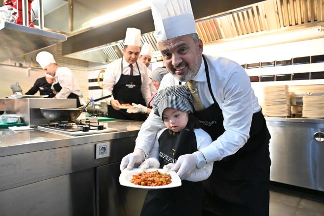 Melek Yzler Down Sendromu Dernei Bakan Burcu Bykbur da etkinlie katk veren Bursa Bykehir Belediyesi'ne teekkr etti. Bykbur, 'En byk arzum farkllklar ortadan kaldrp, farkndalklar ortaya karmak. Ayn zamanda herkesten tek bir ricam var. Artk hayatmzdaki bu engelli bireyler lafn kaldrp, zel gereksinimli bireyler lafn kullanmak. nk bizim hayatmzda hibir engel yok' diye konutu.