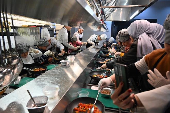 Etkinlik iin zel olarak hazrlanan ef nlklerini giyip, apkalarn takan zel efler, tezgahn bana geip, profesyonel efler ve annelerinin de desteiyle mutfaktaki hnerlerini sergiledi. Kendi eserleri olan yemekleri zenle hazrlayan zel efleri, Bursa Bykehir Belediye Bakan Alinur Akta da yalnz brakmad. Kendisi de nlk giyip, mutfak tezgahnn bana geen Bakan Akta da zel eflerle birlikte yemek yapt. Bakan Akta, daha sonra zenle hazrlanan yemekleri, yine zel eflerle birlikte tatt.