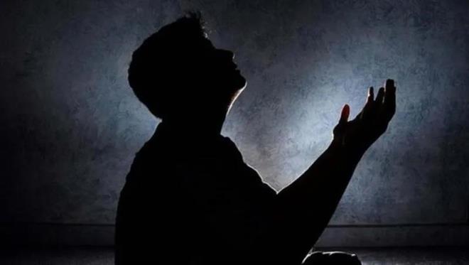 SAHUR DUASI<br>    "Ya mefzei inde kurbetiy, veya avsi inde iddeti, ileyke fezi'tu ve bike isteestu, ve bike luztu la eluuzu bi sivake vela etlubu'l ferece illa minke, fe eisni ve ferric enni, ya men yekbelu'l yesire ve ye'fu eni'l kesiri, ikbel minni'l yesire, ve'fu enni'l kesire, inneke ente'l afuru'r Rahim, Allahumme inniy es'eluke iymanen tubairu bihi kalbi, ve yakinen hetta a'leme ennehu len yusiybeni illa ma ketebte liy, ve razzini mine'l ayi bima kasemte li, ya erheme'r rahimin. Ya uddeti fi kurbeti veya sahibi fi iddeti ve ya veliyyi fi ni'meti ve ya ayeti fi rabeti ente's satiru avreti, ve'l aminu rev'eti ve'l mukiylu asreti, fefir li atieti ya erheme'r rahimin."