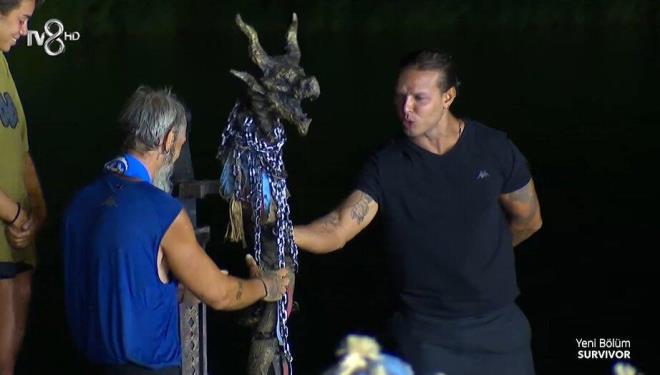 Gecenin ikinci etabnda ise erkekler yarnda kran krana anlar ekranlara geldi. Nefes kesen oyunda dokunulmazlk oyununda erkekler mcadelesini de gnlller kazand. Dokunulmazlk sembol ise zgr'e verildi.