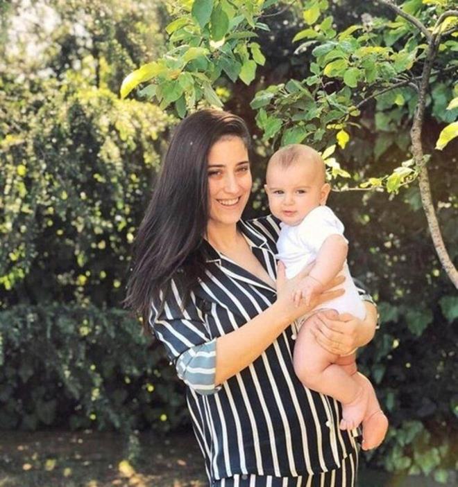 "ANNEL OK SEVDM"<br>    nl oyuncu, ilk doumunun ardndan annelikle ilgili konumu ve "Ben anne olmaya ok hazrmm, hep birlikte bunu grdk. Dodu kucama verdiler, ben profesyonelim sanki nc ocuu dourmuum gibi davranyordum. ok profesyonel anne ktm, neden yle oldu bilmiyorum. Ben ok sevdim annelii. Daha ocuk yaparm, gzel bir ey kt" aklamasn yapmt.