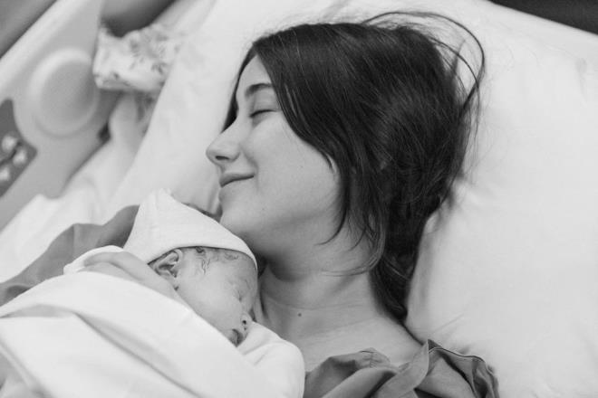 KIZIYLA LK KARE<br>    te yandan Hazal Kaya, 8 Mart Dnya Kadnlar Gn'nde kz Leyla Sreyya ile ekilen fotorafn ilk kez paylamt.