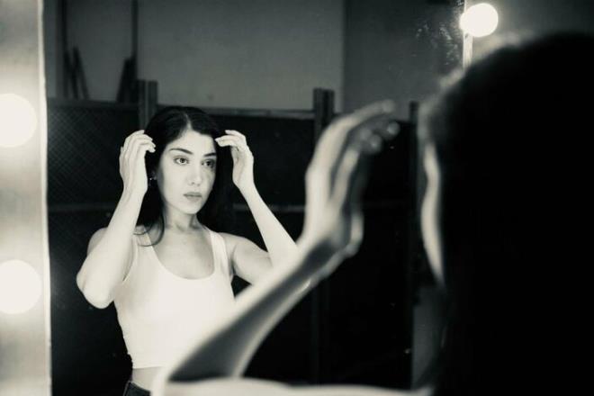 Aye Krca, ailesinin izinden giderek anne ve babas gibi oyuncu olmay seti ve eitimlerini tamamlad.  <br>   Krca, imdilerde Show TV'de yaynlanan Gelsin Hayat Bildii Gibi dizisinde rol alyor.