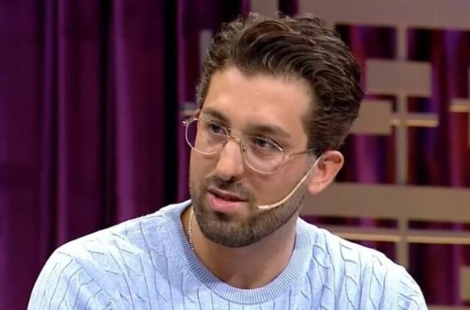 Reklam filmleri ve sinema projelerinde rol alan Dou Demirkol, ak hayatyla da magazin gndeminde yer ald.34 yandaki Dou Demirkol, son olarak nl oyuncu Farah Zeynep Abdullah ile yaad ak ile gndem olmutu.