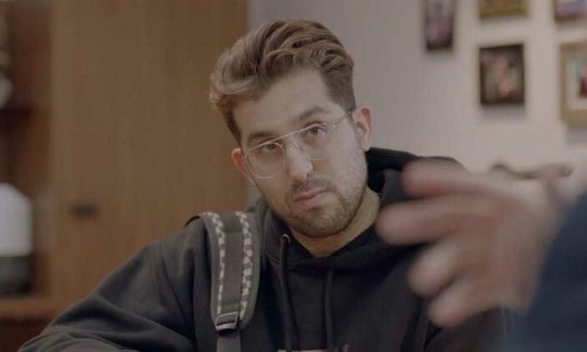 Ahlat Aac, Bayii Toplants, lml Dnya gibi sinema filmlerinde yer alan baarl oyuncu Dou Demirkol, BKM sahnesindeki skeleriyle tannd.Baarl bir cerrah baba ile ev hanm bir annenin olu olan Dou Demirkol, lisans eitimini bilgisayar mhendislii blmnde tamamlad.