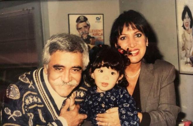 Levent Krca ile 1985 ylnda evlenen Oya Baar'n bu evliliinden Umut Krca ve Aye Krca isimli iki ocuu bulunuyor.  <br>  Babas Levent Krca vefat ettikten sonra ortalarda grnmeyen Aye Krca, imdilerde 28 yanda.