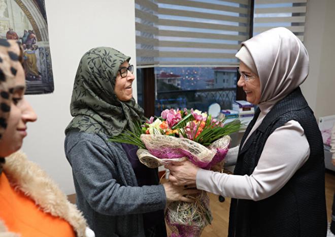 Daha sonra Emine Erdoan, ramazann ilk orucunu da 9 kiilik Gnen ailesiyle birlikte at.