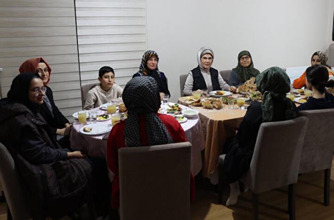 Mete abisi gibi Sleyman'n da ok baarl olacana inanyor, iten misafirperverlikleri iin Gnen ailesine teekkr ediyorum. nanyorum ki, yreklerimizdeki yangn gnl sofralarnda buluarak, birbirimize kenetlenerek sndreceiz."